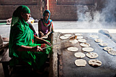 Herstellung von Chapatis. Freiwillige kochen für die Pilger, die den Goldenen Tempel besuchen. Jeden Tag wird kostenloses Essen für 60.000 - 80.000 Pilger serviert, Goldener Tempel, Amritsar, Punjab, Indien