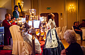 Das Mozart Dinner Concert im historischen Barocksaal des Stiftskellers St. Peter, gegründet 803 und damit das älteste Restaurant, Salzburg, Österreich