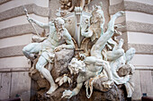 Detail des Brunnens in der Hauptfassade von Schloss Hofburg, Michaelerplatz, Wien, Österreich