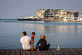 Familie, Zaitunay-Bucht, Beirut, Libanon