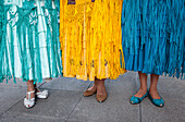 Detail von Kleidern und Füßen. Links Benita la Intocable, in der Mitte Angela la Folclorista, und rechts Dina, cholitas Ringerinnen, El Alto, La Paz, Bolivien