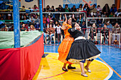 Lucha Libre. Kampf zwischen Dina mit orangefarbenem Kleid und Julieta, Cholitas weibliche Ringerinnen, Sportzentrum La Ceja, El Alto, La Paz, Bolivien