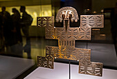 Pektoral in Form eines Jaguar-Mannes, Präkolumbianische Goldschmiedesammlung, Goldmuseum, Museo del Oro, Bogota, Kolumbien, Amerika