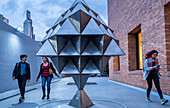 Strukturen der Leere" von Lidia Azout, im Haupttor des Museums für Moderne Kunst, MAMBO, Bogota, Kolumbien