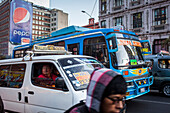 Verkehr in El Prado, Avenida Mariscal Santa Cruz oder Avenida 16 de agosto, La Paz, Bolivien