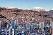 Panoramablick auf die Stadt, im Hintergrund der Berg Illimani 6462 m, La Paz, Bolivien