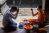 Mönch segnet einen Mann, in Angkor Wat, Siem Reap, Kambodscha