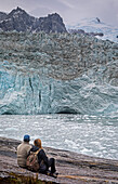 Touristen, im Pía-Gletscher, Beagle-Kanal (nordwestlicher Zweig), PN Alberto de Agostini, Tierra del Fuego, Patagonien, Chile