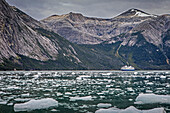 Pía-Bucht, im Hintergrund Kreuzfahrtschiff Ventus, Beagle-Kanal (nordwestlicher Zweig), PN Alberto de Agostini, Feuerland, Patagonien, Chile