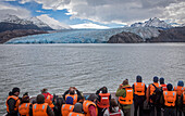 Grauer Gletscher und Wanderer in einem Katamaran, Überquerung des Grauen Sees zwischen Refugio Grey und Hotel Lago Grey, Torres del Paine Nationalpark, Patagonien, Chile