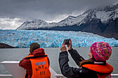 Grey Gletscher und Wanderer in einem Katamaran, Überquerung des Grey Sees zwischen Refugio Grey und Hotel Lago Grey, Torres del Paine Nationalpark, Patagonien, Chile