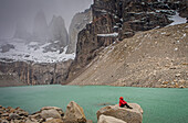 Mann, Wanderer, Mirador Base Las Torres. Sie können die beeindruckenden Torres del Paine sehen, Torres del Paine Nationalpark, Patagonien, Chile