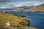 Wanderer beim Fotografieren, zwischen der Torres-Hütte und der Cuernos-Hütte, Torres del Paine Nationalpark, Patagonien, Chile