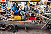 Rast der Spediteure und Verkehrsstau, in Chandni Chowk, Alt-Delhi, Indien