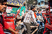 Verkehr, in Khari Baoli, nahe Chandni Chowk, Alt-Delhi, Indien