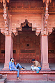 Besucher, in Jehangirs Palast, Agra Fort, UNESCO-Weltkulturerbe, Agra, Indien