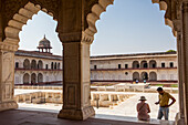 Besucher, Anguri Bagh (Traubengarten), im Agra Fort, UNESCO-Welterbe, Agra, Indien