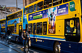 Busse und Fahrräder in College Green, Dublin, Irland