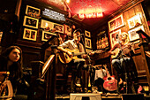 Live-Musik, in The Temple Bar, einem traditionellen Pub im Vergnügungsviertel Temple Bar, Dublin, Irland.