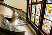 Die Treppe, die den ersten Stock mit dem zweiten verbindet, National Library of Ireland. Das Gebäude wurde von Thomas Newenham Deane entworfen, Dublin, Irland