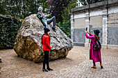 Tourists and statue of Irish writer Oscar Wilde by Danny Osbourne in Merrion Square, Dublin, Ireland