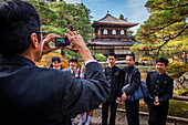 Besucher und Silberner Pavillon, Ginkaku ji-Tempel, Kyoto, Kansai, Japan