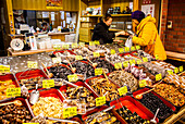 Geschäft für getrockneten Fisch auf dem Nishiki Food Market, Kyoto, Japan