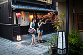 Mädchen im Geisha-Bezirk von Gion.Kyoto. Kansai, Japan.
