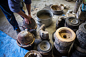 Takahiro Koizumi bereitet den Löffel vor, mit dem das geschmolzene Eisen in die Gussformen für die Herstellung einer eisernen Teekanne oder Tetsubin eingefüllt wird, nanbu tekki, Werkstatt der Familie Koizumi, Morioka, Präfektur Iwate, Japan