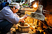 Takahiro Koizumi fertigt die äußere Form eines neuen Designs einer eisernen Teekanne oder Tetsubin, nanbu tekki, Werkstatt der Familie Koizumi, Handwerker seit 1659, Morioka, Präfektur Iwate, Japan