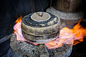Backen der äußeren Form, um dem geschmolzenen Eisen zu widerstehen und eine eiserne Teekanne oder Tetsubin herzustellen, nanbu tekki, Werkstatt der Familie Koizumi, Handwerker seit 1659, Morioka, Präfektur Iwate, Japan