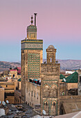 Rechts das Minarett von Sidi Lazaze, links das Minarett der Medersa Bou Inania, Medina, Fez, Marokko
