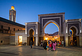 Bab R'Cif-Tor und Moschee R'Cif, auf dem R'Cif-Platz, dem Tor zum andalusischen Viertel, Medina, Fez, Marokko.