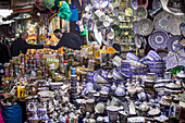 Freunde grüßen sich, Markt, Keramik- und Töpferladen, Medina, Fes. Marokko