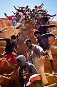 Arbeiter, die in den Minen von Ilakaka in Madagaskar nach Saphiren graben