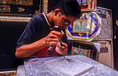 Handwerker bei der Herstellung eines Grabsteins, Medina, UNESCO-Weltkulturerbe, Fes, Marokko, Afrika.