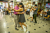 Menschen tanzen Tango, Salón Málaga, Medellín, Kolumbien