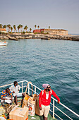 Fähre bei der Ankunft auf der Insel Goree, im Hintergrund Fort d'Estrees, bei Dakar, Senegal, Westafrika, Afrika