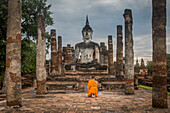 Betender Mönch im Wat Mahathat, Sukhothai Historical Park, Sukhothai, Thailand