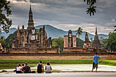 Touristen, im Wat Mahathat, Sukhothai Historical Park, Sukhothai, Thailand