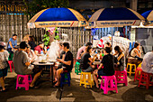 Restaurant, Straßenimbiss-Nachtmarkt, in Itsara Nuphap, Chinatown, Bangkok, Thailand