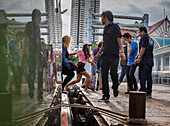 Passagiere an Bord einer Schnellfähre, am Ratchawong Express Boat Pier, Chao Phraya Fluss, Bangkok, Thailand
