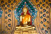 Buddha-Statue, im Wat Arun (Tempel der Morgenröte), auch Wat Bangmakok Noek genannt, Bangkok, Thailand