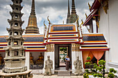 Courtyard, in Wat Pho (Wat Po), Temple of the Reclining Buddha, Bangkok, Thailand