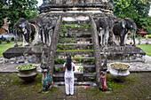 Chedi mit Elefantenstatuen im Wat Chiang Man-Tempel, Chiang Mai, Thailand, Asien