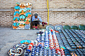 Kunsthandwerker, der traditionelle usbekische Töpferwaren verkauft, Buchara, Usbekistan