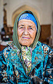 Umarova Saida, Verkäuferin von Sonnenblumenkernen, auf dem Taki-Telpak-Furushon-Basar, Buchara, Usbekistan
