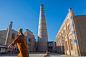 Islom Hoja Medressa und Minarett, Straßenszene in Ichon-Qala, alte Stadt, Chiwa, Usbekistan