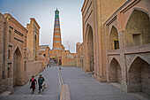 Islom Hoja-Minarett. Rechts Sherghozi Khan Medressa. Links Pahlavon Mahmud Mausoleum, Chiwa, Usbekistan
