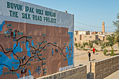Wandgemälde des Seidenstraßenprojekts, Straßenszene in Ichon-Qala, Altstadt, Chiwa, Usbekistan